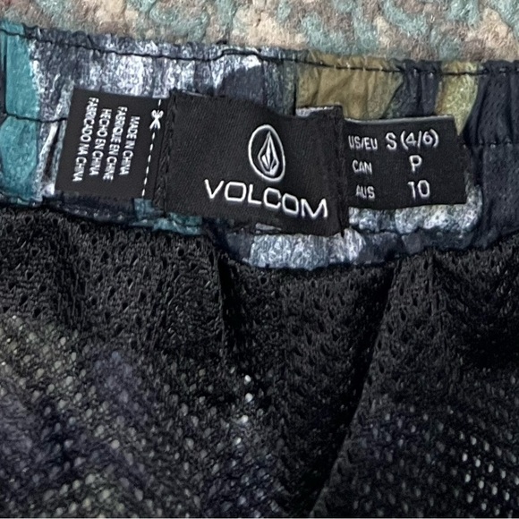 NWT Volcom Wind It Up Womens Runner Shorts in Black Combo - Picture 6 of 8